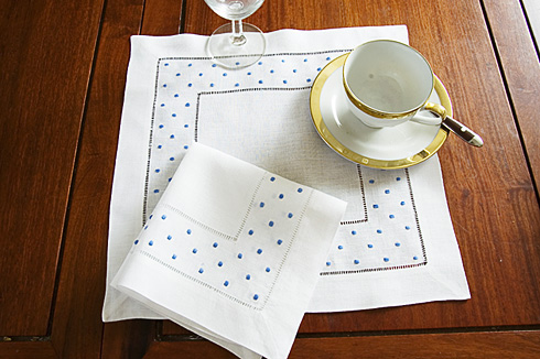 square linen placemat. french blue polka dots. 14"square. 1 pc.
